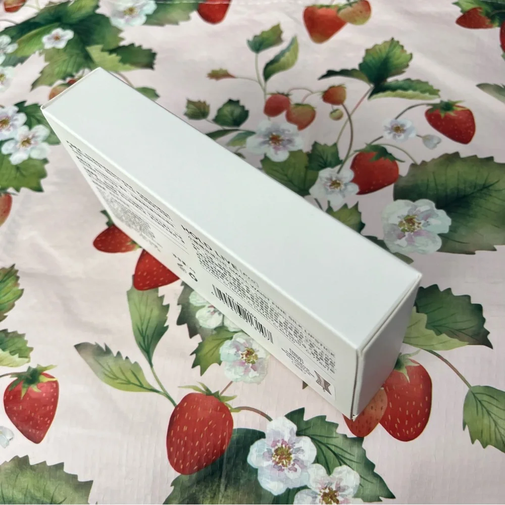 Classic Red Lipstick in Gorgeous Gold Packaging - Picture 6 of 14